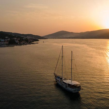 Apartments By The Sea Arbanija, Ciovo - 1085 Trogir Buitenkant foto
